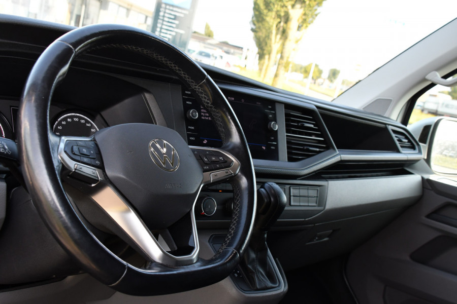 Volkswagen Transporter 2.0 TDI L2H1 32 Highline Camera, Adaptieve Cruise, Carplay, Automaat, LED, 150pk, Uniek! Trekhaak,