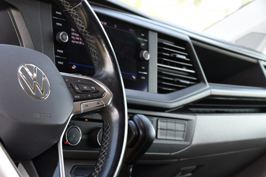 Volkswagen Transporter 2.0 TDI L2H1 32 Highline Camera, Adaptieve Cruise, Carplay, Automaat, LED, 150pk, Uniek! Trekhaak,