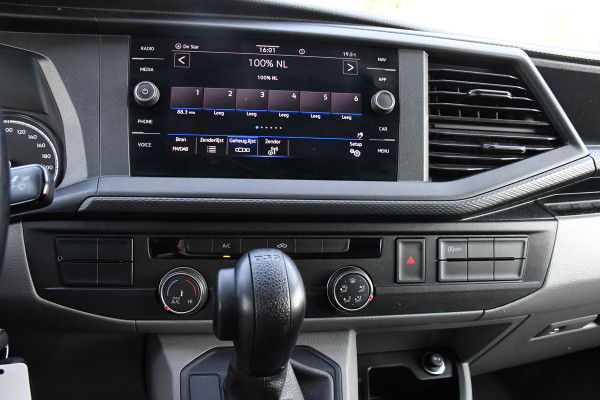 Volkswagen Transporter 2.0 TDI L2H1 32 Highline Camera, Adaptieve Cruise, Carplay, Automaat, LED, 150pk, Uniek! Trekhaak,