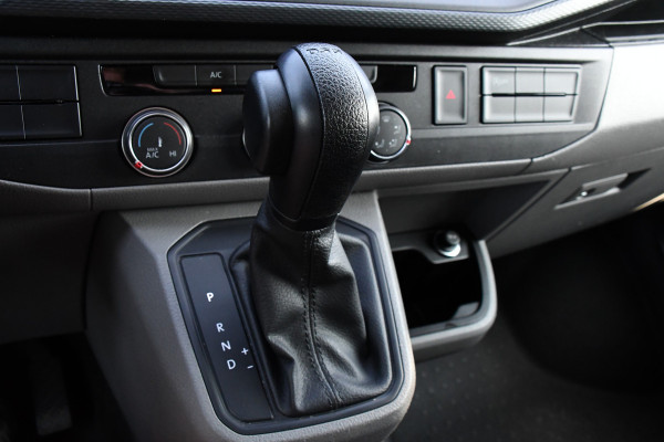 Volkswagen Transporter 2.0 TDI L2H1 32 Highline Camera, Adaptieve Cruise, Carplay, Automaat, LED, 150pk, Uniek! Trekhaak,
