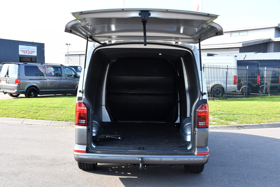 Volkswagen Transporter 2.0 TDI L2H1 32 Highline Camera, Adaptieve Cruise, Carplay, Automaat, LED, 150pk, Uniek! Trekhaak,