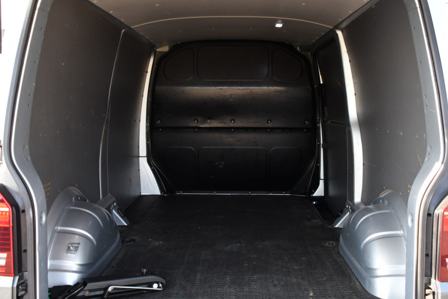 Volkswagen Transporter 2.0 TDI L2H1 32 Highline Camera, Adaptieve Cruise, Carplay, Automaat, LED, 150pk, Uniek! Trekhaak,