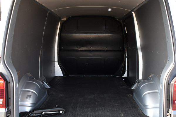 Volkswagen Transporter 2.0 TDI L2H1 32 Highline Camera, Adaptieve Cruise, Carplay, Automaat, LED, 150pk, Uniek! Trekhaak,
