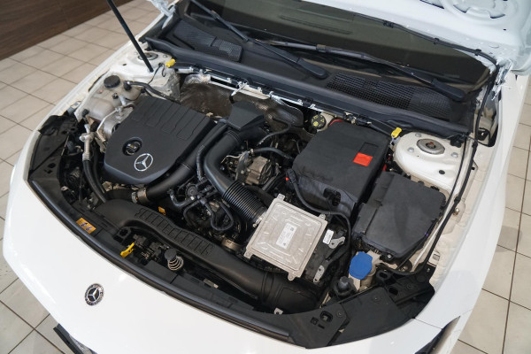 Mercedes-Benz A-Klasse 180 AMG Line + SCHUIFDAK / CAMERA / NIGHTPAKKET / WIDESCREEN / CARPLAY Mercedes-Benz A-Klasse 180 AMG Line + SCHUIFDAK / CAMERA / NIGHTPAKKET / WIDESCREEN / CARPLAY