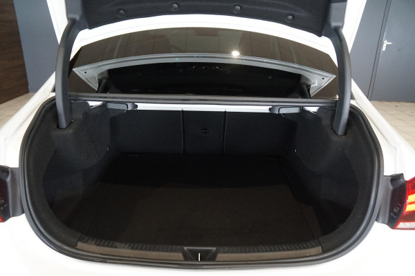 Mercedes-Benz A-Klasse 180 AMG Line + SCHUIFDAK / CAMERA / NIGHTPAKKET / WIDESCREEN / CARPLAY Mercedes-Benz A-Klasse 180 AMG Line + SCHUIFDAK / CAMERA / NIGHTPAKKET / WIDESCREEN / CARPLAY