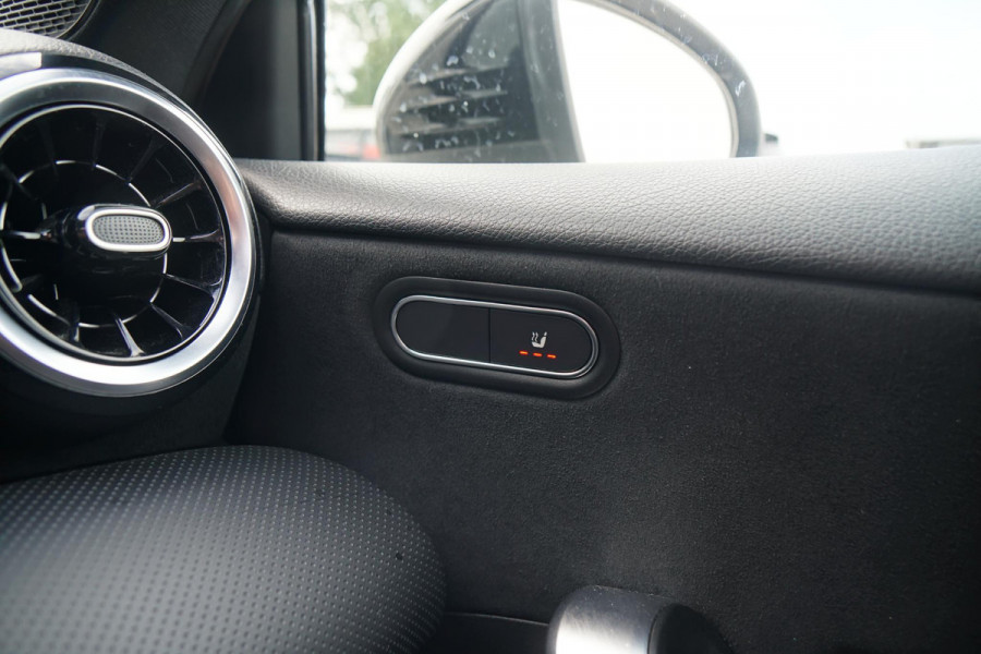 Mercedes-Benz A-Klasse 180 AMG Line + SCHUIFDAK / CAMERA / NIGHTPAKKET / WIDESCREEN / CARPLAY Mercedes-Benz A-Klasse 180 AMG Line + SCHUIFDAK / CAMERA / NIGHTPAKKET / WIDESCREEN / CARPLAY