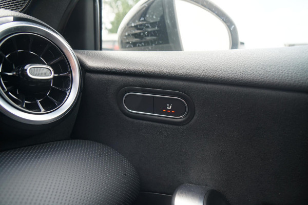 Mercedes-Benz A-Klasse 180 AMG Line + SCHUIFDAK / CAMERA / NIGHTPAKKET / WIDESCREEN / CARPLAY Mercedes-Benz A-Klasse 180 AMG Line + SCHUIFDAK / CAMERA / NIGHTPAKKET / WIDESCREEN / CARPLAY