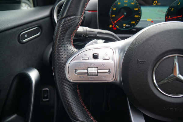 Mercedes-Benz A-Klasse 180 AMG Line + SCHUIFDAK / CAMERA / NIGHTPAKKET / WIDESCREEN / CARPLAY Mercedes-Benz A-Klasse 180 AMG Line + SCHUIFDAK / CAMERA / NIGHTPAKKET / WIDESCREEN / CARPLAY