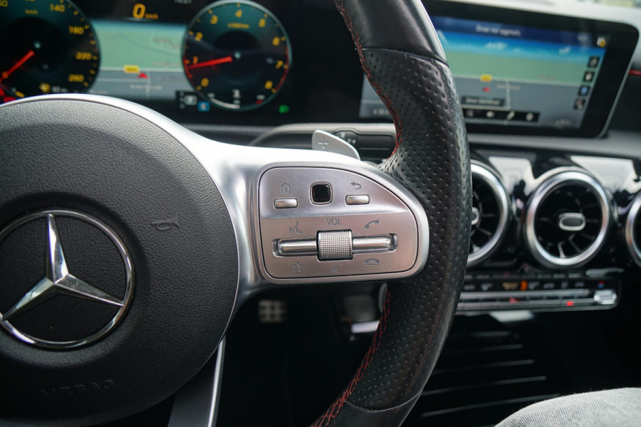 Mercedes-Benz A-Klasse 180 AMG Line + SCHUIFDAK / CAMERA / NIGHTPAKKET / WIDESCREEN / CARPLAY Mercedes-Benz A-Klasse 180 AMG Line + SCHUIFDAK / CAMERA / NIGHTPAKKET / WIDESCREEN / CARPLAY