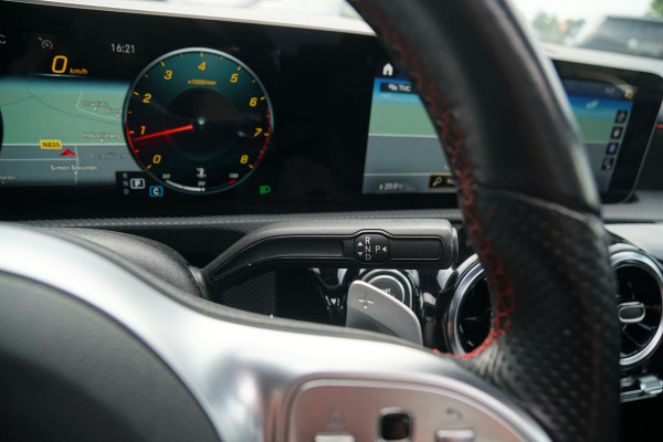 Mercedes-Benz A-Klasse 180 AMG Line + SCHUIFDAK / CAMERA / NIGHTPAKKET / WIDESCREEN / CARPLAY Mercedes-Benz A-Klasse 180 AMG Line + SCHUIFDAK / CAMERA / NIGHTPAKKET / WIDESCREEN / CARPLAY