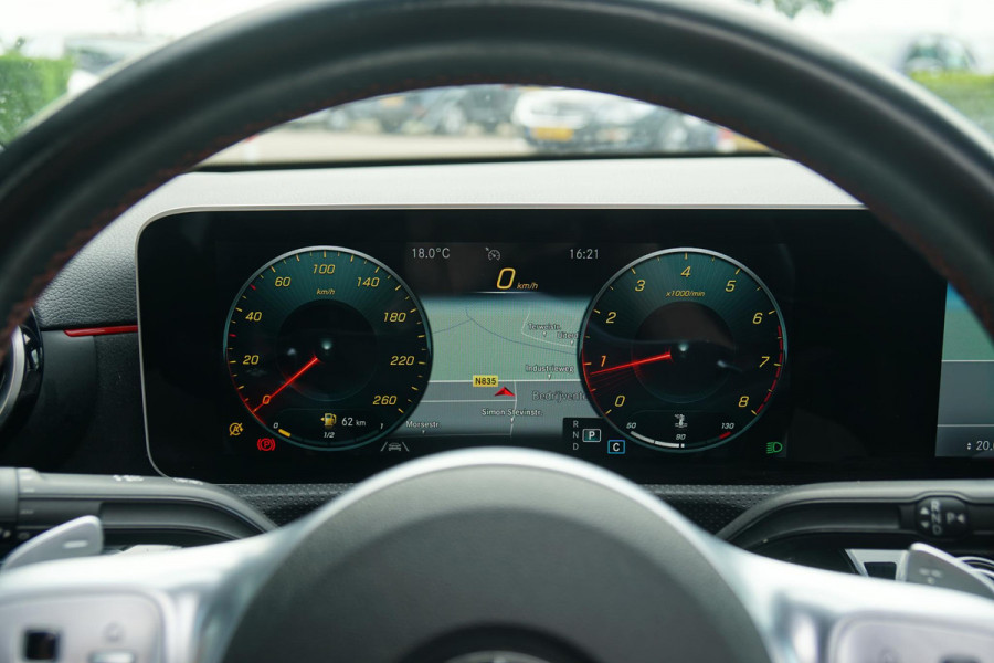 Mercedes-Benz A-Klasse 180 AMG Line + SCHUIFDAK / CAMERA / NIGHTPAKKET / WIDESCREEN / CARPLAY Mercedes-Benz A-Klasse 180 AMG Line + SCHUIFDAK / CAMERA / NIGHTPAKKET / WIDESCREEN / CARPLAY