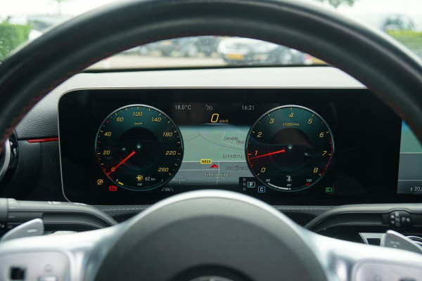 Mercedes-Benz A-Klasse 180 AMG Line + SCHUIFDAK / CAMERA / NIGHTPAKKET / WIDESCREEN / CARPLAY Mercedes-Benz A-Klasse 180 AMG Line + SCHUIFDAK / CAMERA / NIGHTPAKKET / WIDESCREEN / CARPLAY