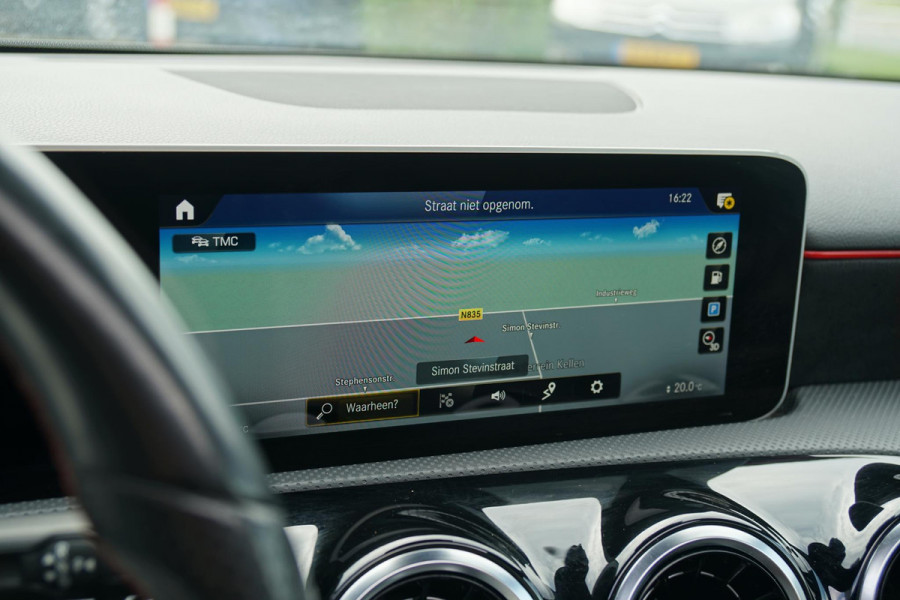 Mercedes-Benz A-Klasse 180 AMG Line + SCHUIFDAK / CAMERA / NIGHTPAKKET / WIDESCREEN / CARPLAY Mercedes-Benz A-Klasse 180 AMG Line + SCHUIFDAK / CAMERA / NIGHTPAKKET / WIDESCREEN / CARPLAY