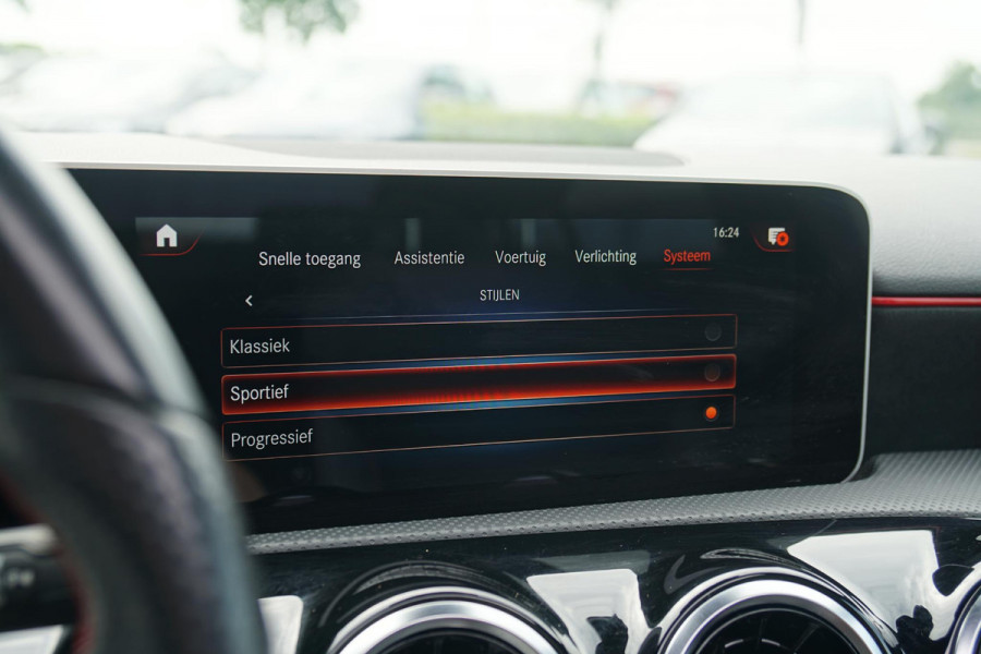 Mercedes-Benz A-Klasse 180 AMG Line + SCHUIFDAK / CAMERA / NIGHTPAKKET / WIDESCREEN / CARPLAY Mercedes-Benz A-Klasse 180 AMG Line + SCHUIFDAK / CAMERA / NIGHTPAKKET / WIDESCREEN / CARPLAY