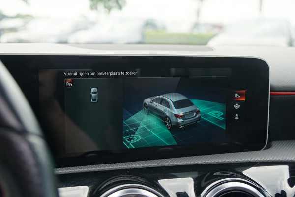 Mercedes-Benz A-Klasse 180 AMG Line + SCHUIFDAK / CAMERA / NIGHTPAKKET / WIDESCREEN / CARPLAY Mercedes-Benz A-Klasse 180 AMG Line + SCHUIFDAK / CAMERA / NIGHTPAKKET / WIDESCREEN / CARPLAY