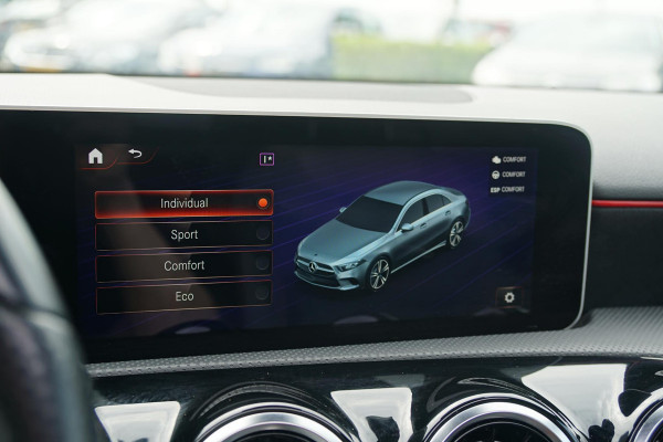 Mercedes-Benz A-Klasse 180 AMG Line + SCHUIFDAK / CAMERA / NIGHTPAKKET / WIDESCREEN / CARPLAY Mercedes-Benz A-Klasse 180 AMG Line + SCHUIFDAK / CAMERA / NIGHTPAKKET / WIDESCREEN / CARPLAY