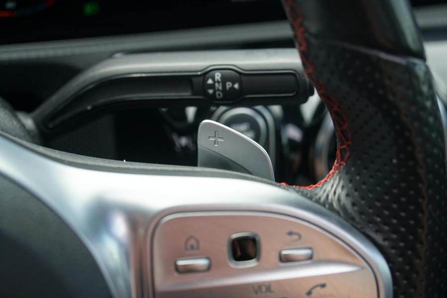 Mercedes-Benz A-Klasse 180 AMG Line + SCHUIFDAK / CAMERA / NIGHTPAKKET / WIDESCREEN / CARPLAY Mercedes-Benz A-Klasse 180 AMG Line + SCHUIFDAK / CAMERA / NIGHTPAKKET / WIDESCREEN / CARPLAY