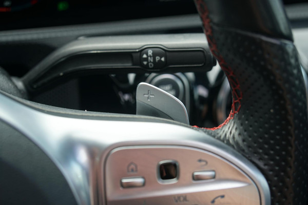 Mercedes-Benz A-Klasse 180 AMG Line + SCHUIFDAK / CAMERA / NIGHTPAKKET / WIDESCREEN / CARPLAY Mercedes-Benz A-Klasse 180 AMG Line + SCHUIFDAK / CAMERA / NIGHTPAKKET / WIDESCREEN / CARPLAY