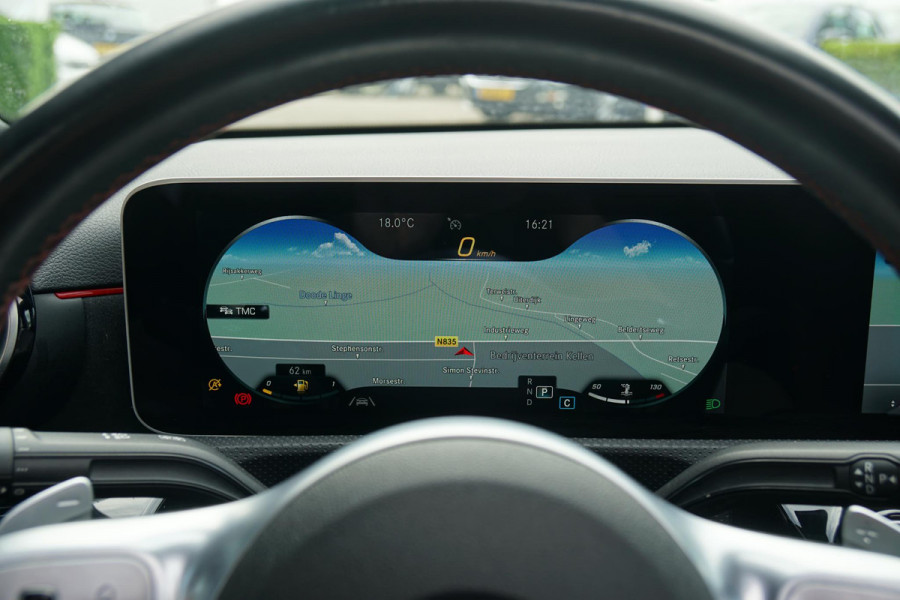 Mercedes-Benz A-Klasse 180 AMG Line + SCHUIFDAK / CAMERA / NIGHTPAKKET / WIDESCREEN / CARPLAY Mercedes-Benz A-Klasse 180 AMG Line + SCHUIFDAK / CAMERA / NIGHTPAKKET / WIDESCREEN / CARPLAY