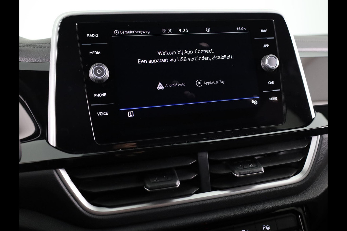 Volkswagen T-Roc 1.5 TSI R-Line 150 pk Automaat (DSG) | Verlengde garantie | Navigatie | Trekhaak (afneembaar) | Parkeersensoren (Park assist) | Achteruitrijcamera | R-Line |