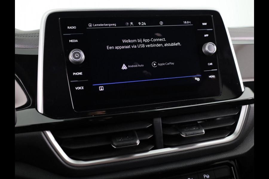 Volkswagen T-Roc 1.5 TSI R-Line 150 pk Automaat (DSG) | Private lease vanaf € 592,- pm | Verlengde garantie | Navigatie | Trekhaak (afneembaar) | Parkeersensoren (Park assist) | Achteruitrijcamera | R-Line |