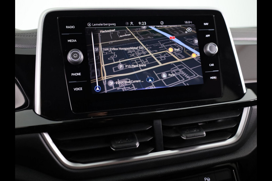 Volkswagen T-Roc 1.5 TSI R-Line 150 pk Automaat (DSG) | Private lease vanaf € 592,- pm | Verlengde garantie | Navigatie | Trekhaak (afneembaar) | Parkeersensoren (Park assist) | Achteruitrijcamera | R-Line |