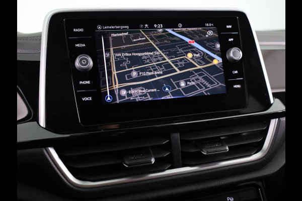 Volkswagen T-Roc 1.5 TSI R-Line 150 pk Automaat (DSG) | Private lease vanaf € 592,- pm | Verlengde garantie | Navigatie | Trekhaak (afneembaar) | Parkeersensoren (Park assist) | Achteruitrijcamera | R-Line |