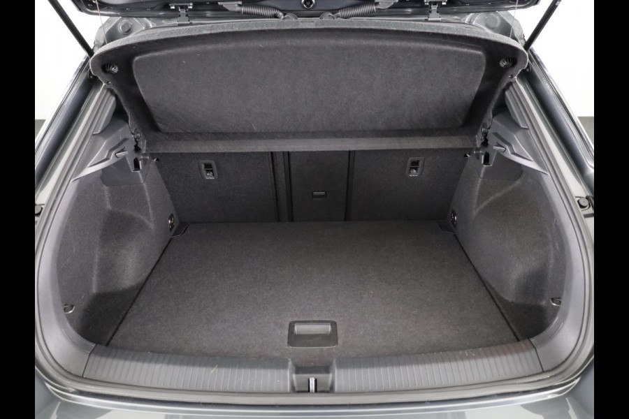 Volkswagen T-Roc 1.5 TSI R-Line 150 pk Automaat (DSG) | Private lease vanaf € 592,- pm | Verlengde garantie | Navigatie | Trekhaak (afneembaar) | Parkeersensoren (Park assist) | Achteruitrijcamera | R-Line |