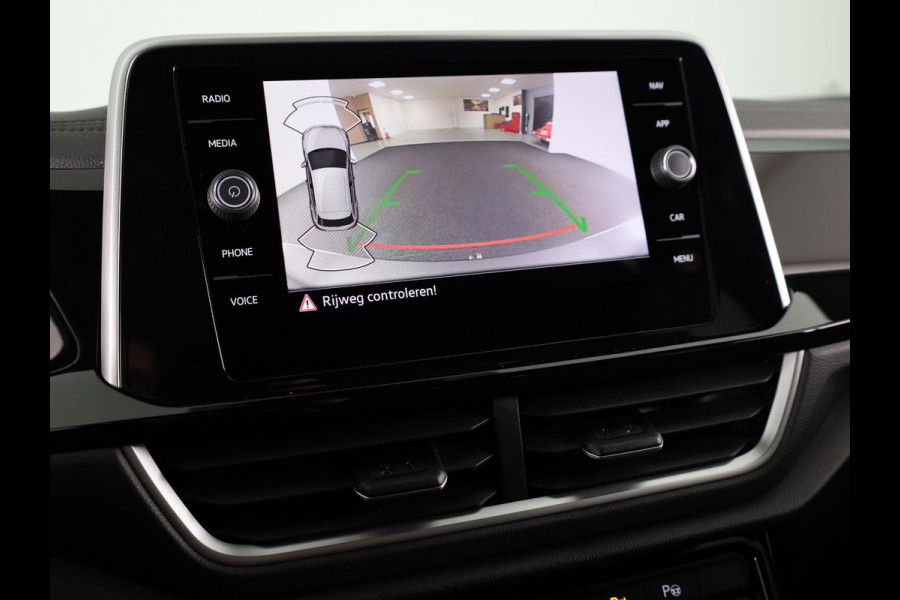 Volkswagen T-Roc 1.5 TSI R-Line 150 pk Automaat (DSG) | Private lease vanaf € 592,- pm | Verlengde garantie | Navigatie | Trekhaak (afneembaar) | Parkeersensoren (Park assist) | Achteruitrijcamera | R-Line |