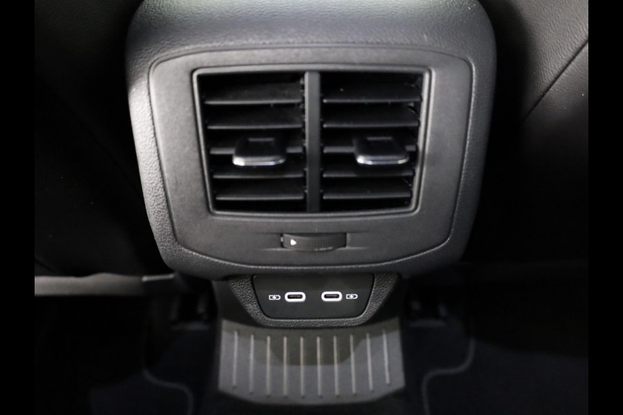 Volkswagen T-Roc 1.5 TSI R-Line 150 pk Automaat (DSG) | Private lease vanaf € 592,- pm | Verlengde garantie | Navigatie | Trekhaak (afneembaar) | Parkeersensoren (Park assist) | Achteruitrijcamera | R-Line |