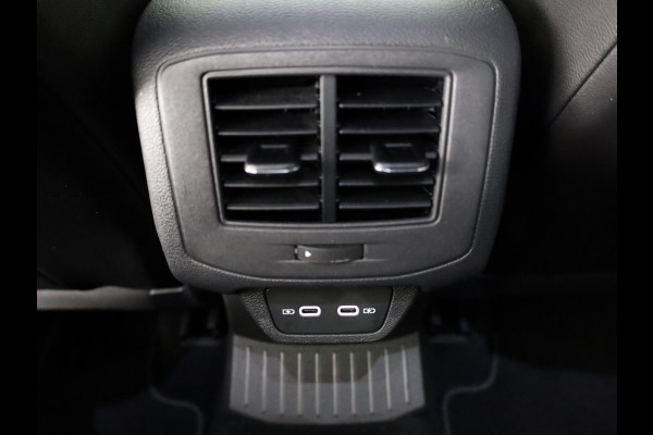 Volkswagen T-Roc 1.5 TSI R-Line 150 pk Automaat (DSG) | Private lease vanaf € 592,- pm | Verlengde garantie | Navigatie | Trekhaak (afneembaar) | Parkeersensoren (Park assist) | Achteruitrijcamera | R-Line |