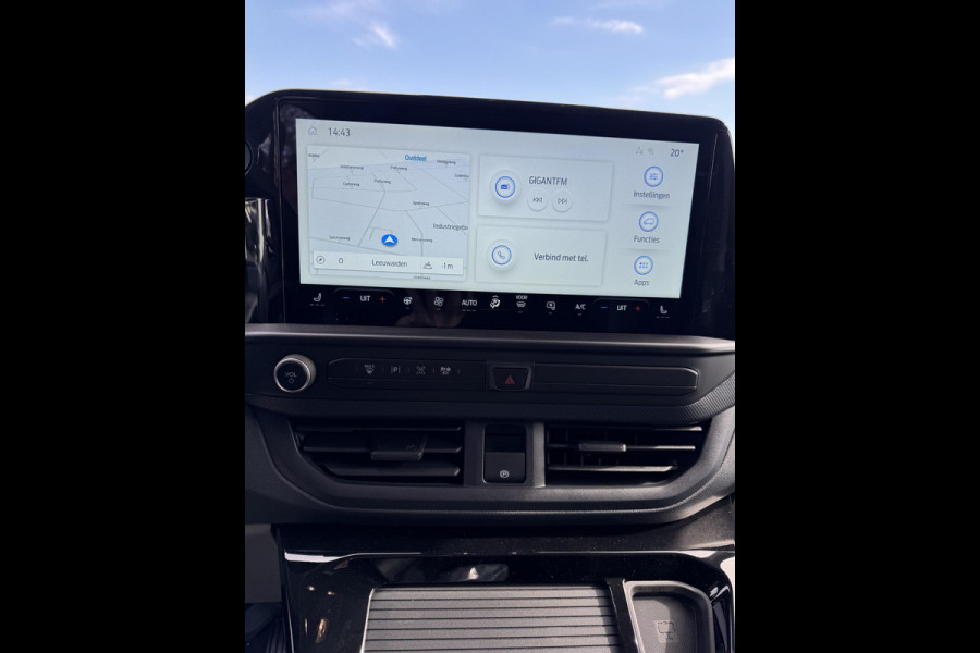 Ford Transit Custom 320 2.5 PHEV L2H1 MS-RT DC 233pk | | Dubbele Cabine | Dubbele zijschuifdeur | Inklapbare trekhaak | Navigatie systeem | Adaptieve LED koplampen met verblindingsvrij grootlicht | Bekleding zijwand en achterdeuren (volledig)