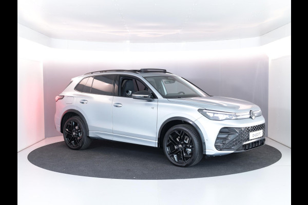Volkswagen Tiguan 1.5 eHybrid R-Line Edition 204 PK PHEV | Verlengde garantie | Panorama dak | Trekhaak | Black Style | Stoel - en stuurverwarming |