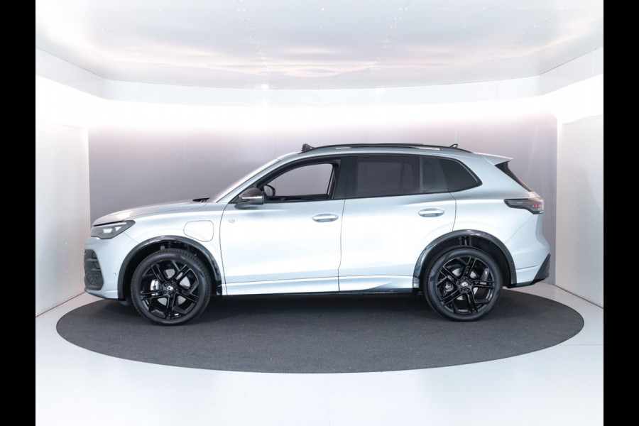 Volkswagen Tiguan 1.5 eHybrid R-Line Edition 204 PK PHEV | Verlengde garantie | Panorama dak | Trekhaak | Black Style | Stoel - en stuurverwarming |