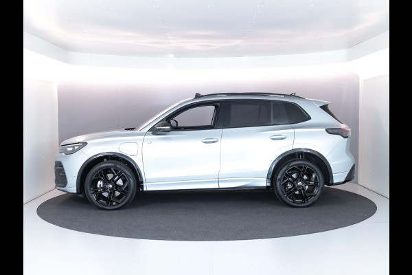 Volkswagen Tiguan 1.5 eHybrid R-Line Edition 204 PK PHEV | Verlengde garantie | Panorama dak | Trekhaak | Black Style | Stoel - en stuurverwarming |