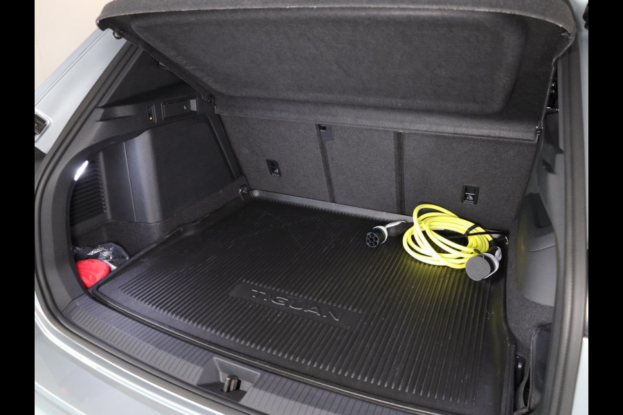Volkswagen Tiguan 1.5 eHybrid R-Line Edition 204 PK PHEV | Verlengde garantie | Panorama dak | Trekhaak | Black Style | Stoel - en stuurverwarming |