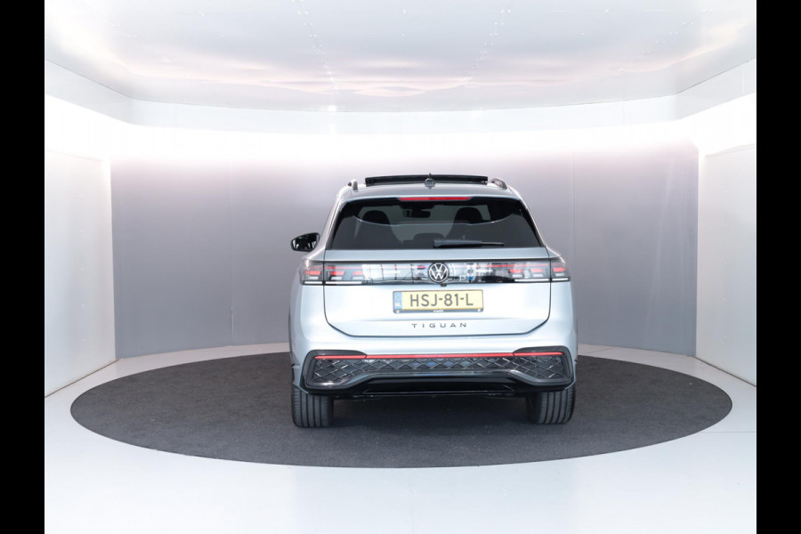 Volkswagen Tiguan 1.5 eHybrid R-Line Edition 204 PK PHEV | Verlengde garantie | Panorama dak | Trekhaak | Black Style | Stoel - en stuurverwarming |