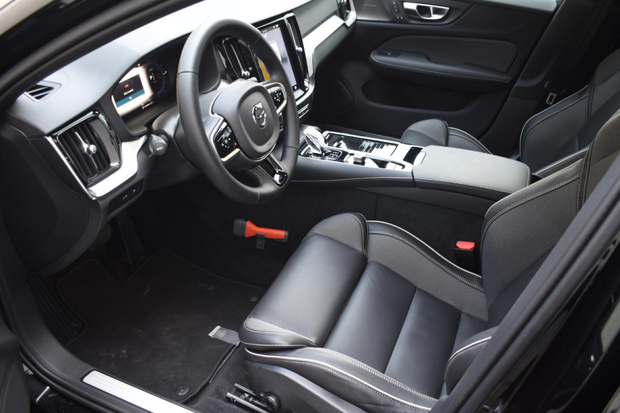 Volvo V60 T6 350PK Automaat Plus Dark / Navigatie / 360 Camera / Harman Kardon / Stuur & Stoelverwarming / LM Velgen / Trekhaak