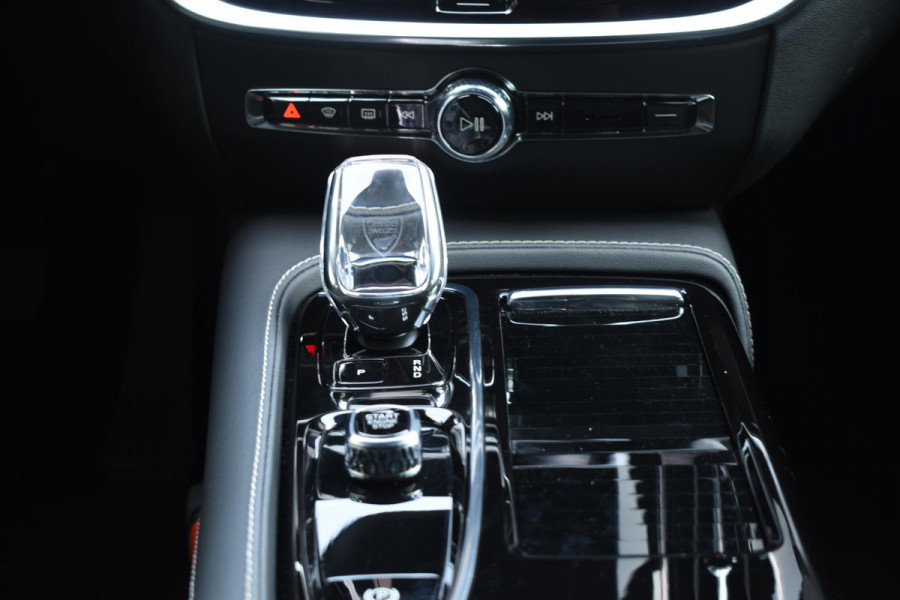 Volvo V60 T6 350PK Automaat Plus Dark / Navigatie / 360 Camera / Harman Kardon / Stuur & Stoelverwarming / LM Velgen / Trekhaak
