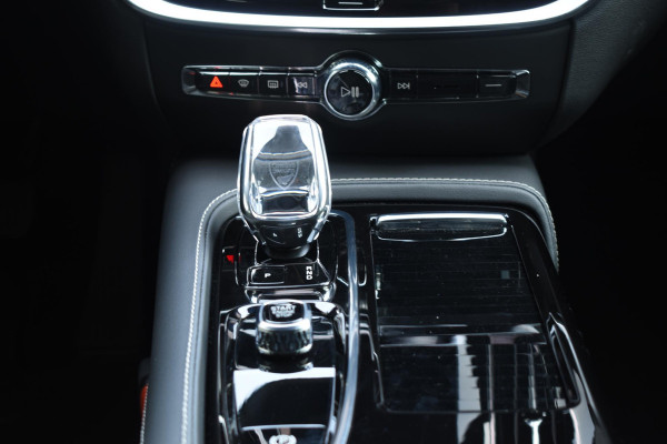 Volvo V60 T6 350PK Automaat Plus Dark / Navigatie / 360 Camera / Harman Kardon / Stuur & Stoelverwarming / LM Velgen / Trekhaak