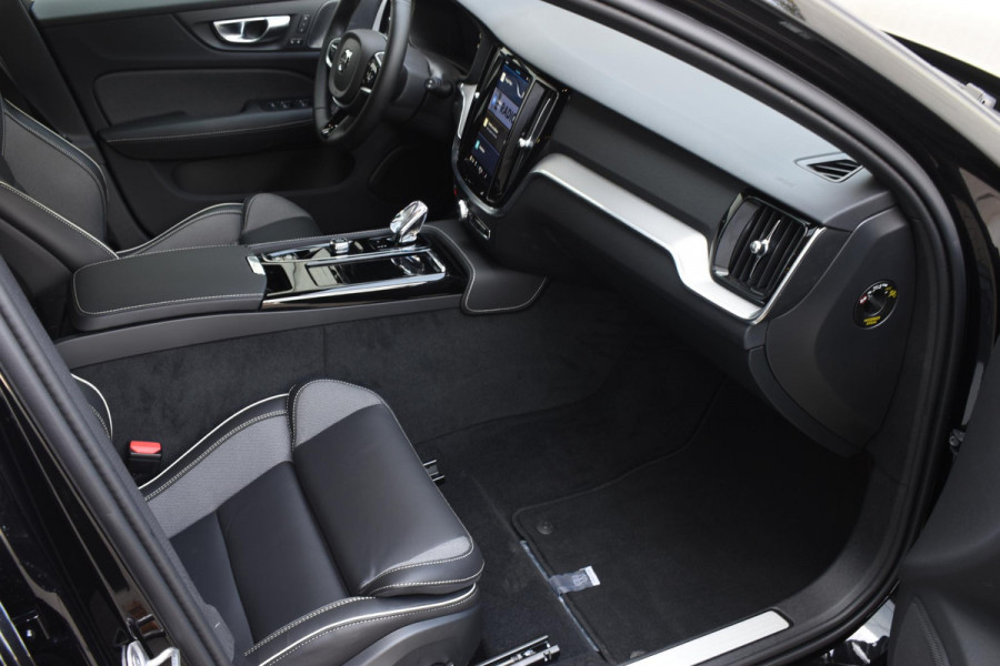Volvo V60 T6 350PK Automaat Plus Dark / Navigatie / 360 Camera / Harman Kardon / Stuur & Stoelverwarming / LM Velgen / Trekhaak