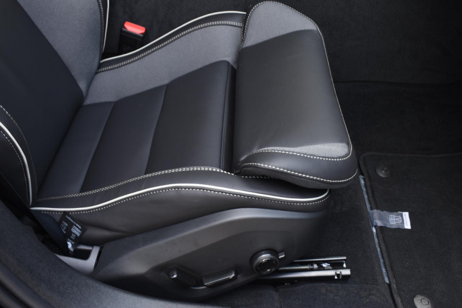 Volvo V60 T6 350PK Automaat Plus Dark / Navigatie / 360 Camera / Harman Kardon / Stuur & Stoelverwarming / LM Velgen / Trekhaak
