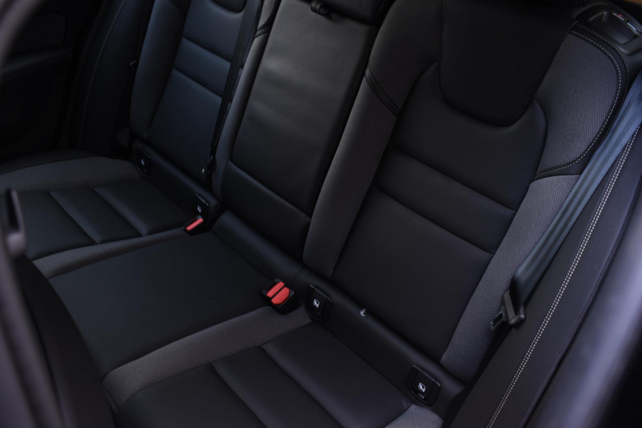 Volvo V60 T6 350PK Automaat Plus Dark / Navigatie / 360 Camera / Harman Kardon / Stuur & Stoelverwarming / LM Velgen / Trekhaak