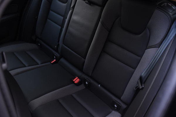 Volvo V60 T6 350PK Automaat Plus Dark / Navigatie / 360 Camera / Harman Kardon / Stuur & Stoelverwarming / LM Velgen / Trekhaak