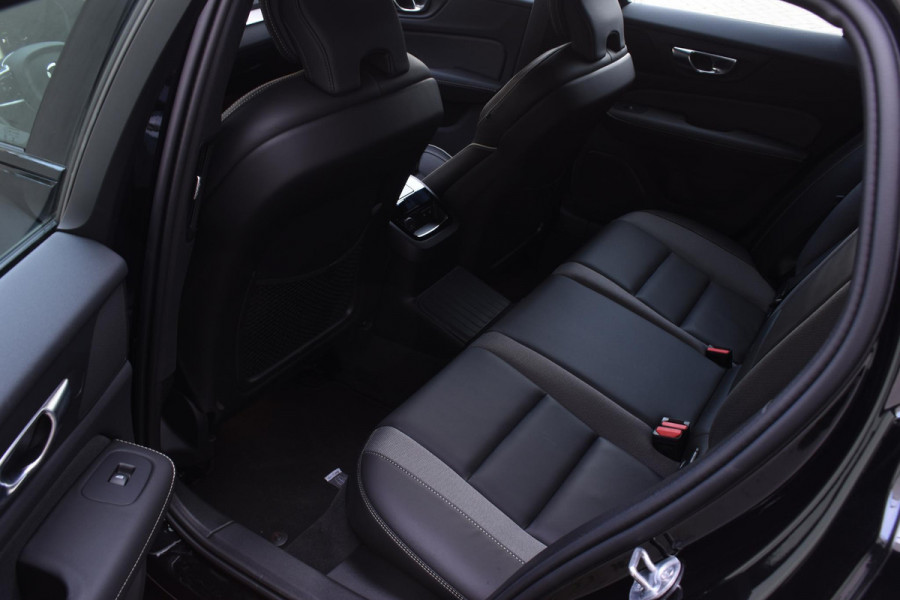 Volvo V60 T6 350PK Automaat Plus Dark / Navigatie / 360 Camera / Harman Kardon / Stuur & Stoelverwarming / LM Velgen / Trekhaak