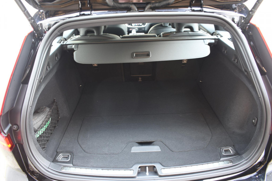 Volvo V60 T6 350PK Automaat Plus Dark / Navigatie / 360 Camera / Harman Kardon / Stuur & Stoelverwarming / LM Velgen / Trekhaak