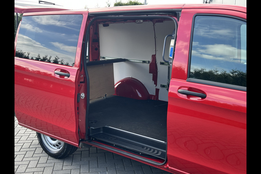 Mercedes-Benz eVito 66 kWh 116 PK BPM VRIJ / 14.706 KM !! / L2H1 / AUTOMAAT / ACHTERKLEP / AIRCO / CRUISE / NAVI / CARPLAY / STOELVERWARMING / 3-ZIT