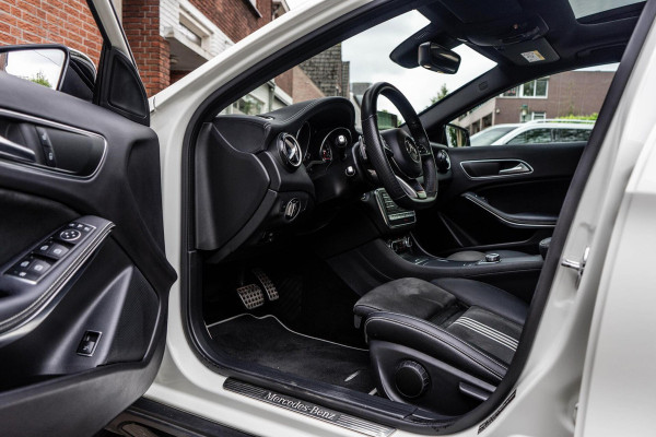 Mercedes-Benz GLA 220 4MATIC AMG Line Pano / Camera / Keyless Mercedes-Benz GLA 220 4MATIC AMG Line Pano / Camera / Keyless