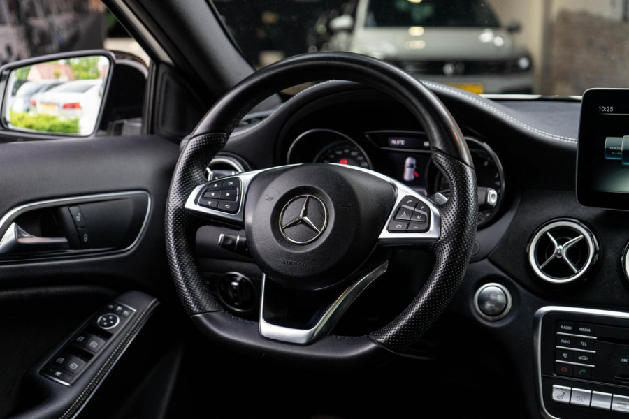 Mercedes-Benz GLA 220 4MATIC AMG Line Pano / Camera / Keyless Mercedes-Benz GLA 220 4MATIC AMG Line Pano / Camera / Keyless