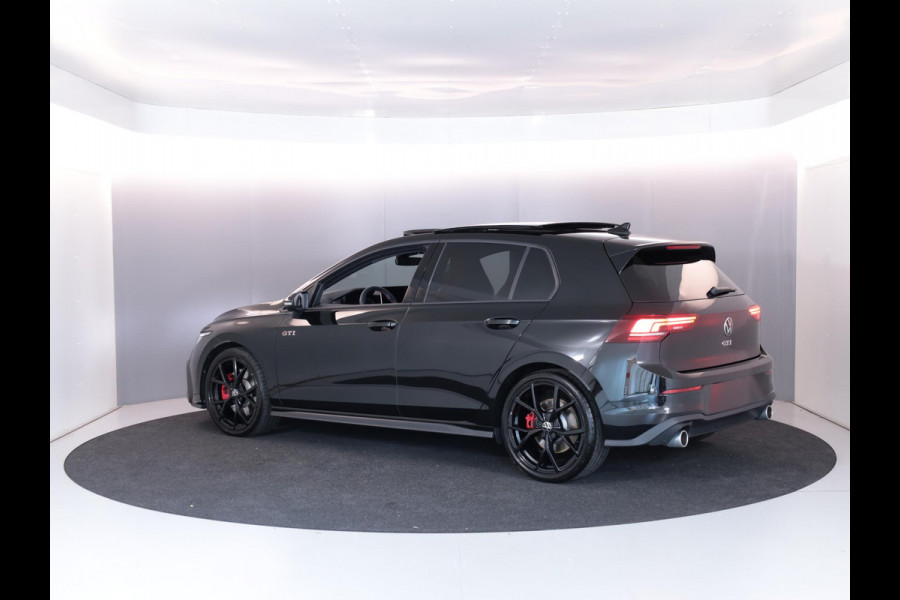Volkswagen Golf 2.0 TSI GTI 265PK DSG | Verlengde garantie | Panorama dak | Head up Display | Blackstyle | 19"LM velgen |